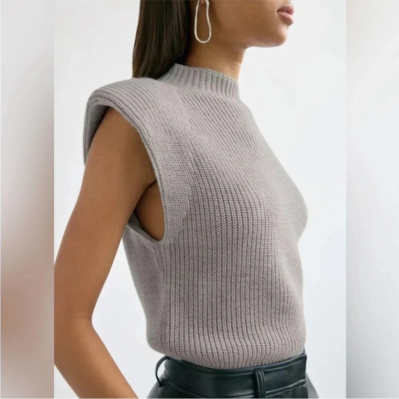 Aritzia - Babaton Hazlitt Vest with Shoulder Pads - Picture 5 of 9